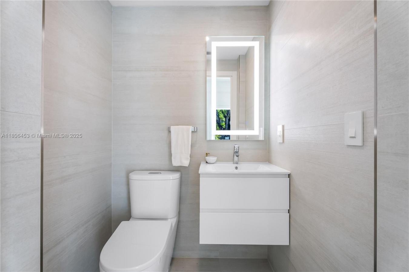 Miami Beach, Florida, 33140, United States, 4 Bedrooms Bedrooms, ,3 BathroomsBathrooms,Residential,For Sale,1988912