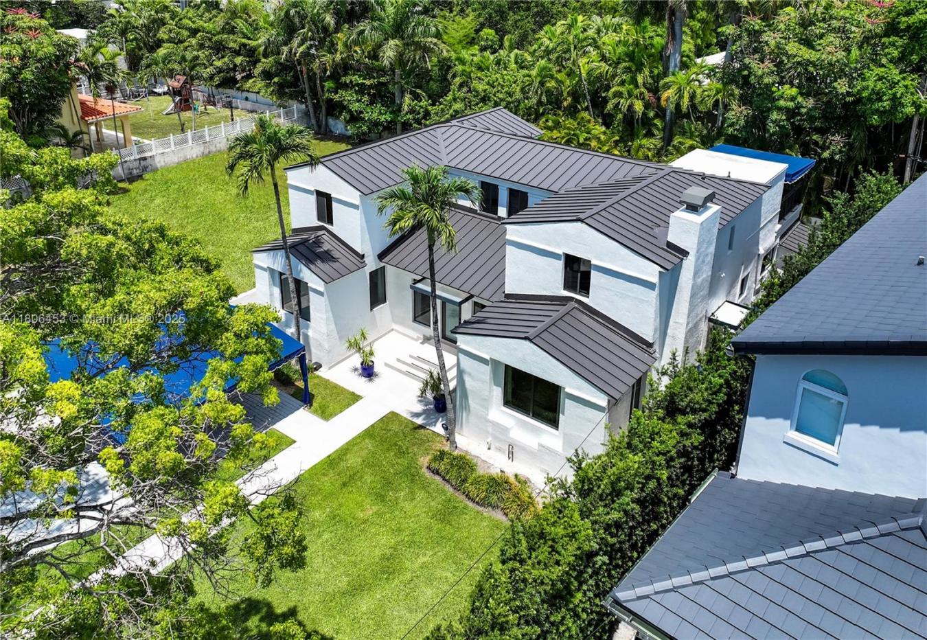 Miami Beach, Florida, 33140, United States, 4 Bedrooms Bedrooms, ,3 BathroomsBathrooms,Residential,For Sale,1988912