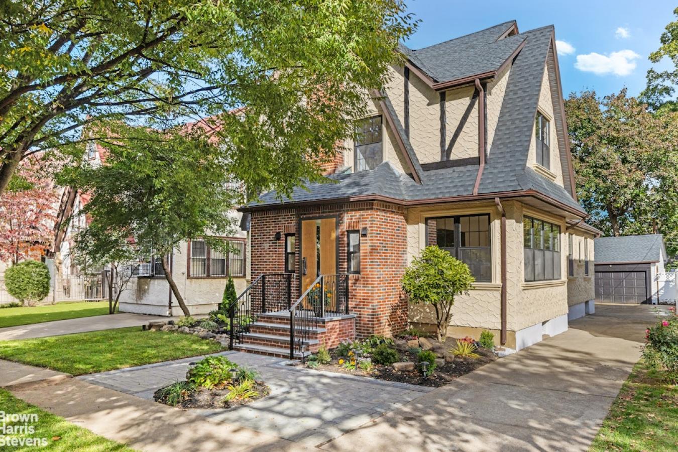 Jamaica Estates, New York, 00000, United States, 5 Bedrooms Bedrooms, ,3 BathroomsBathrooms,Residential,For Sale,1988658