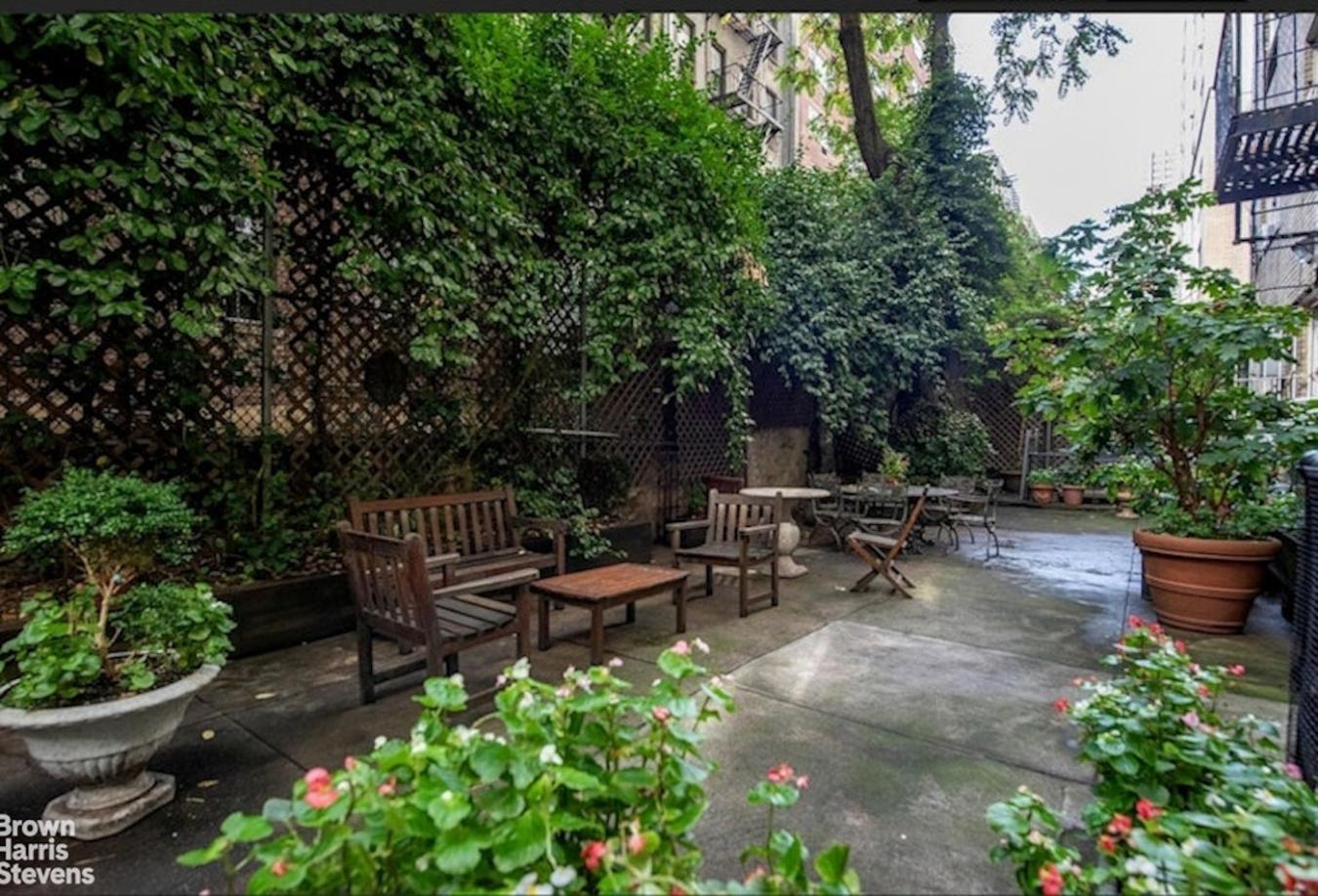 New York, New York, 10021, United States, 3 Bedrooms Bedrooms, ,3 BathroomsBathrooms,Residential,For Sale,1988657