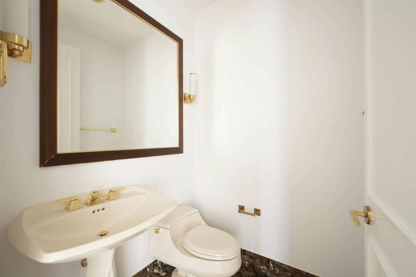 New York, New York, 10017, United States, 2 Bedrooms Bedrooms, ,2 BathroomsBathrooms,Residential,For Sale,1988656