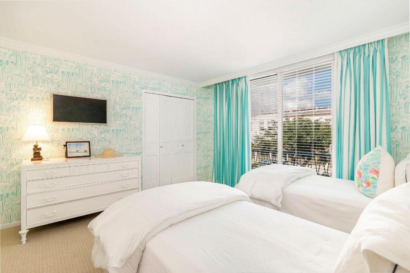 Palm Beach, Florida, 33480, United States, 2 Bedrooms Bedrooms, ,2 BathroomsBathrooms,Residential,For Sale,1988655