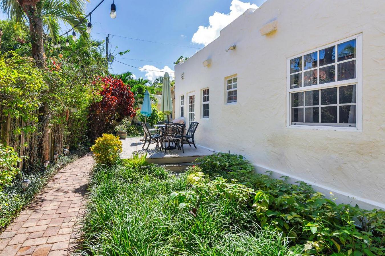 West Palm Beach, Florida, 33401, United States, 4 Bedrooms Bedrooms, ,3 BathroomsBathrooms,Residential,For Sale,1988652