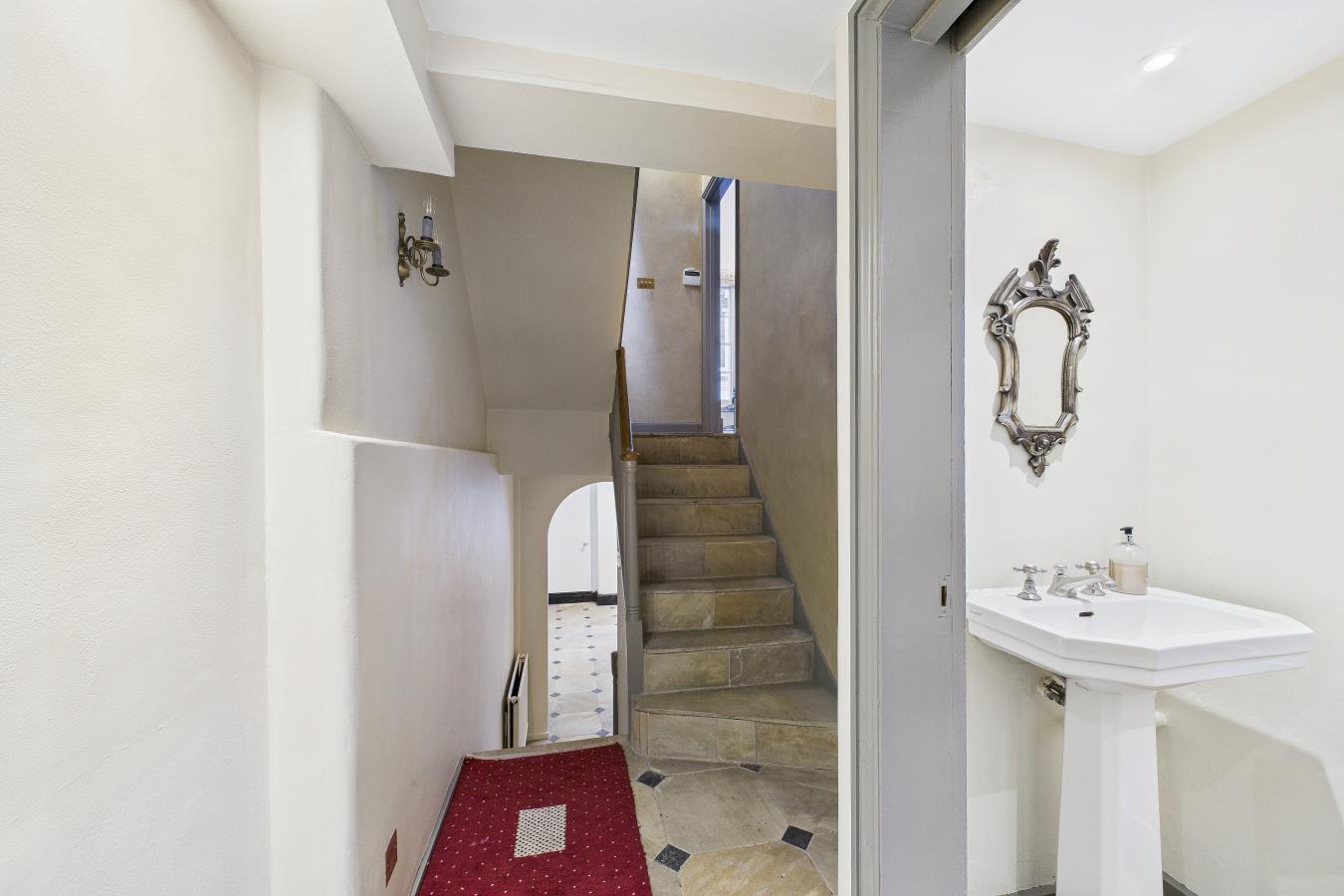 London, SE11 5TL, United Kingdom, 3 Bedrooms Bedrooms, ,1 BathroomBathrooms,Residential,For Sale,1988902