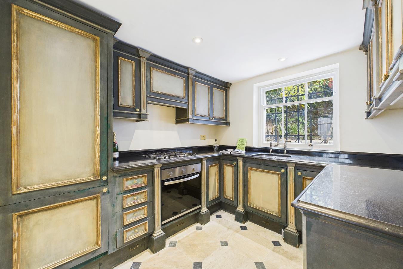 London, SE11 5TL, United Kingdom, 3 Bedrooms Bedrooms, ,1 BathroomBathrooms,Residential,For Sale,1988902