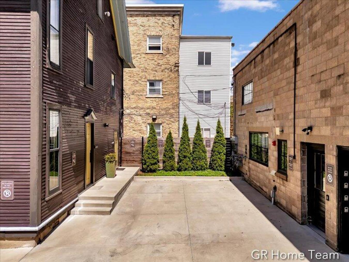 Grand Rapids, Kent, 49503, United States, 5 Bedrooms Bedrooms, ,2 BathroomsBathrooms,Residential,For Sale,1989989