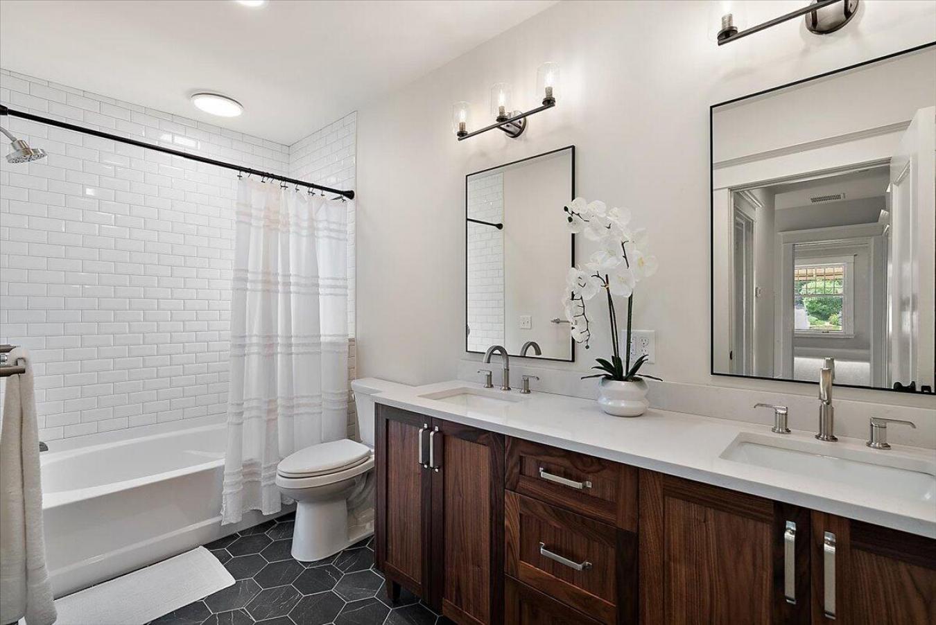 Grand Rapids, Kent, 49503, United States, 4 Bedrooms Bedrooms, ,3 BathroomsBathrooms,Residential,For Sale,1989991