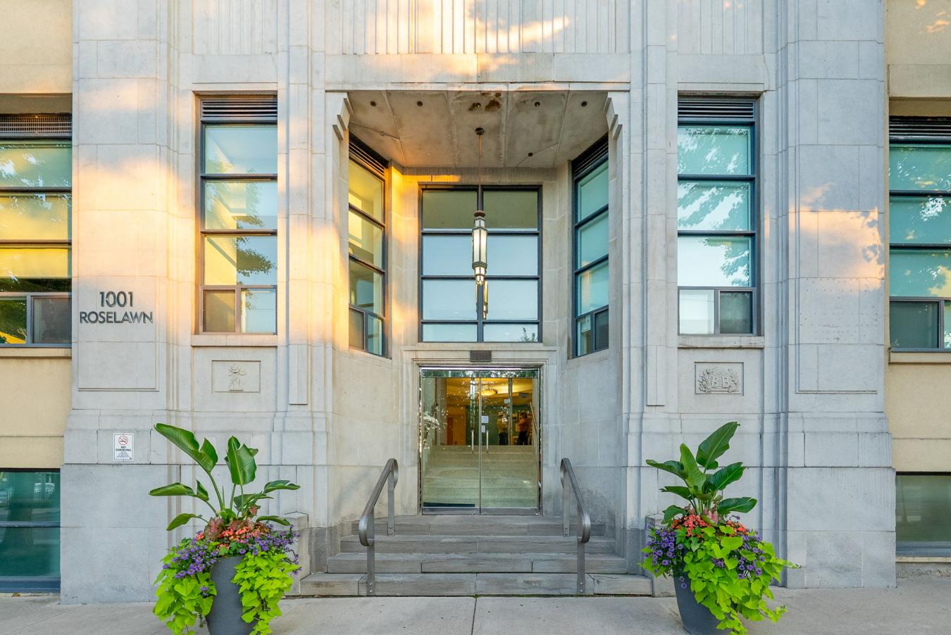 Toronto, ON, M6B 4M4, Canada, 1 Bedroom Bedrooms, ,1 BathroomBathrooms,Residential,For Sale,1988900