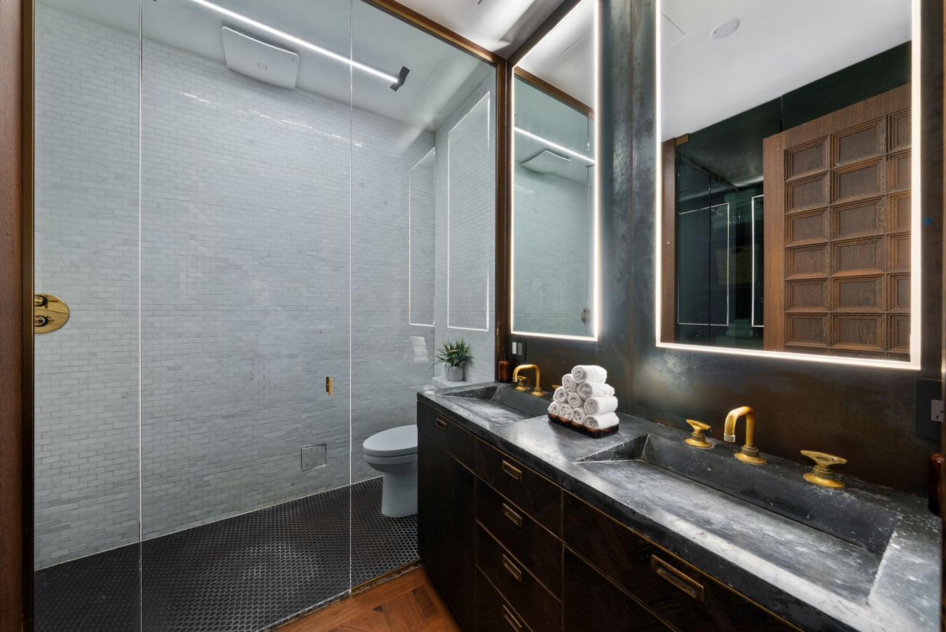 Toronto, ON, M6B 4M4, Canada, 1 Bedroom Bedrooms, ,1 BathroomBathrooms,Residential,For Sale,1988900