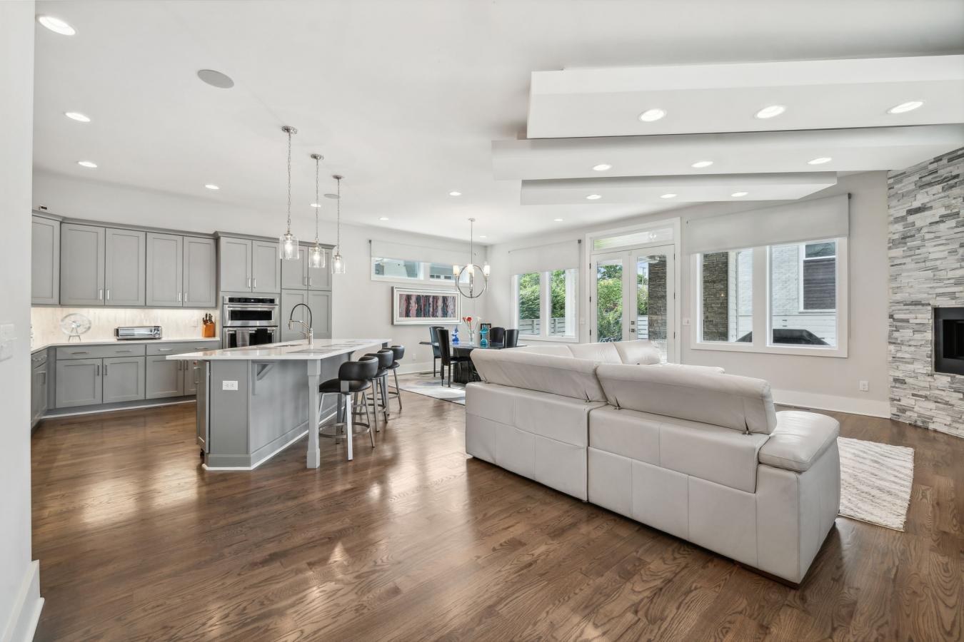 Nashville, Davidson, 37203, United States, 4 Bedrooms Bedrooms, ,3 BathroomsBathrooms,Residential,For Sale,1989981