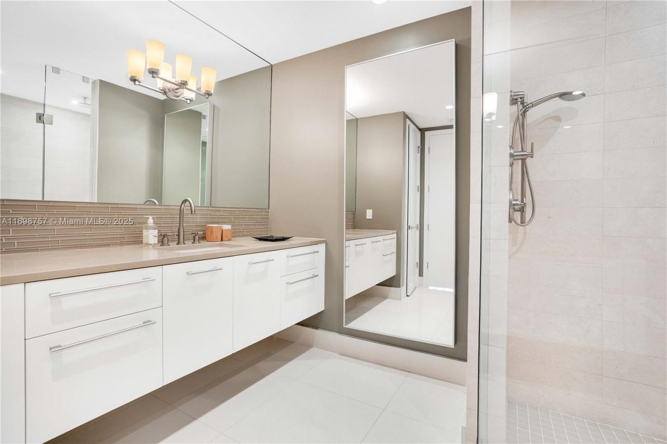 Miami Beach, Miami-Dade County, 33141, United States, 1 Bedroom Bedrooms, ,1 BathroomBathrooms,Residential,For Sale,1989982