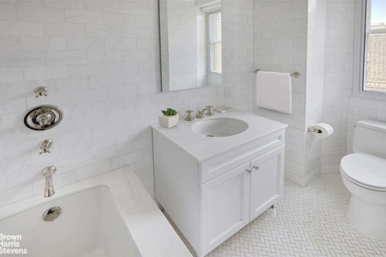 New York, New York, 10024, United States, 3 Bedrooms Bedrooms, ,3 BathroomsBathrooms,Residential,For Sale,1989968