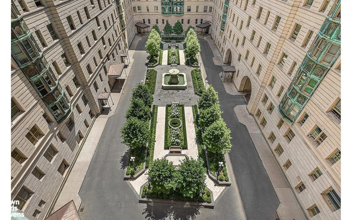 New York, New York, 10024, United States, 3 Bedrooms Bedrooms, ,3 BathroomsBathrooms,Residential,For Sale,1989968