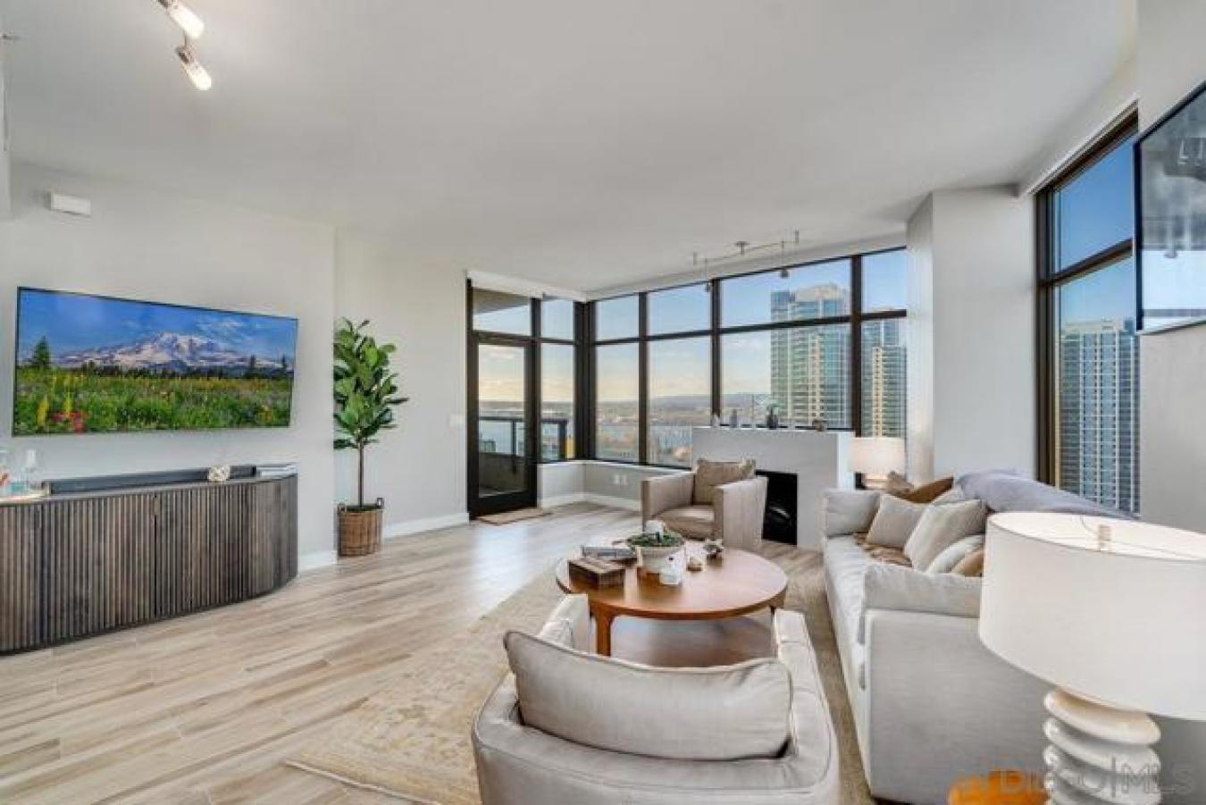 San Diego, San Diego, 92101, United States, 2 Bedrooms Bedrooms, ,2 BathroomsBathrooms,Residential,For Sale,1990263