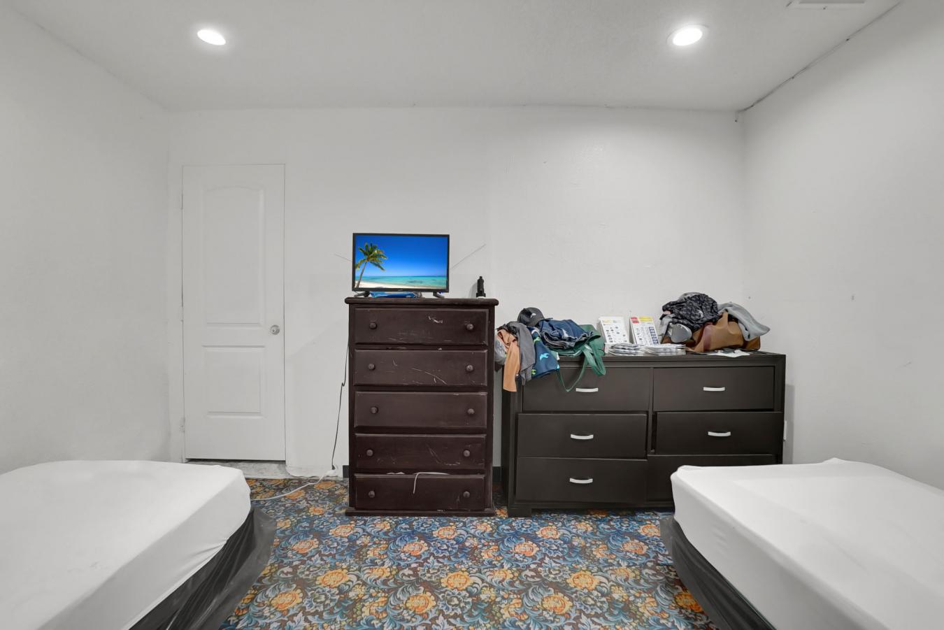 Inglewood, Los Angeles, 90305, United States, 6 Bedrooms Bedrooms, ,3 BathroomsBathrooms,Residential,For Sale,1990535