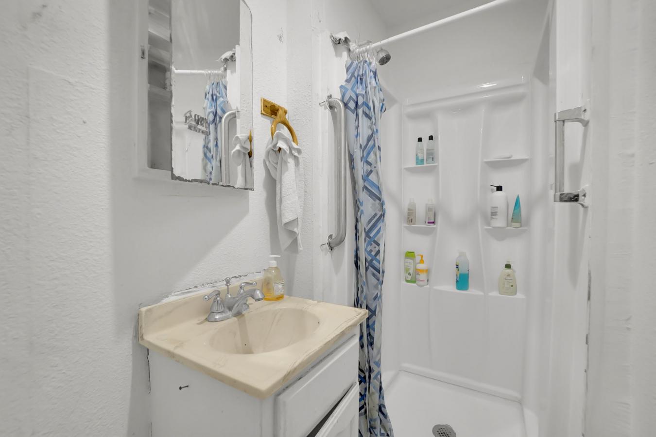 Inglewood, Los Angeles, 90305, United States, 6 Bedrooms Bedrooms, ,3 BathroomsBathrooms,Residential,For Sale,1990535