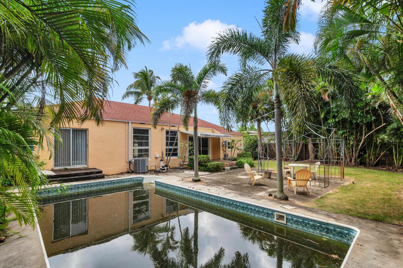 West Palm Beach, Florida, 33405, United States, 2 Bedrooms Bedrooms, ,2 BathroomsBathrooms,Residential,For Sale,1990518