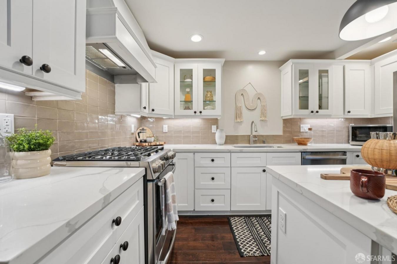 San Francisco, San Francisco, 94114, United States, 3 Bedrooms Bedrooms, ,2 BathroomsBathrooms,Residential,For Sale,1990849