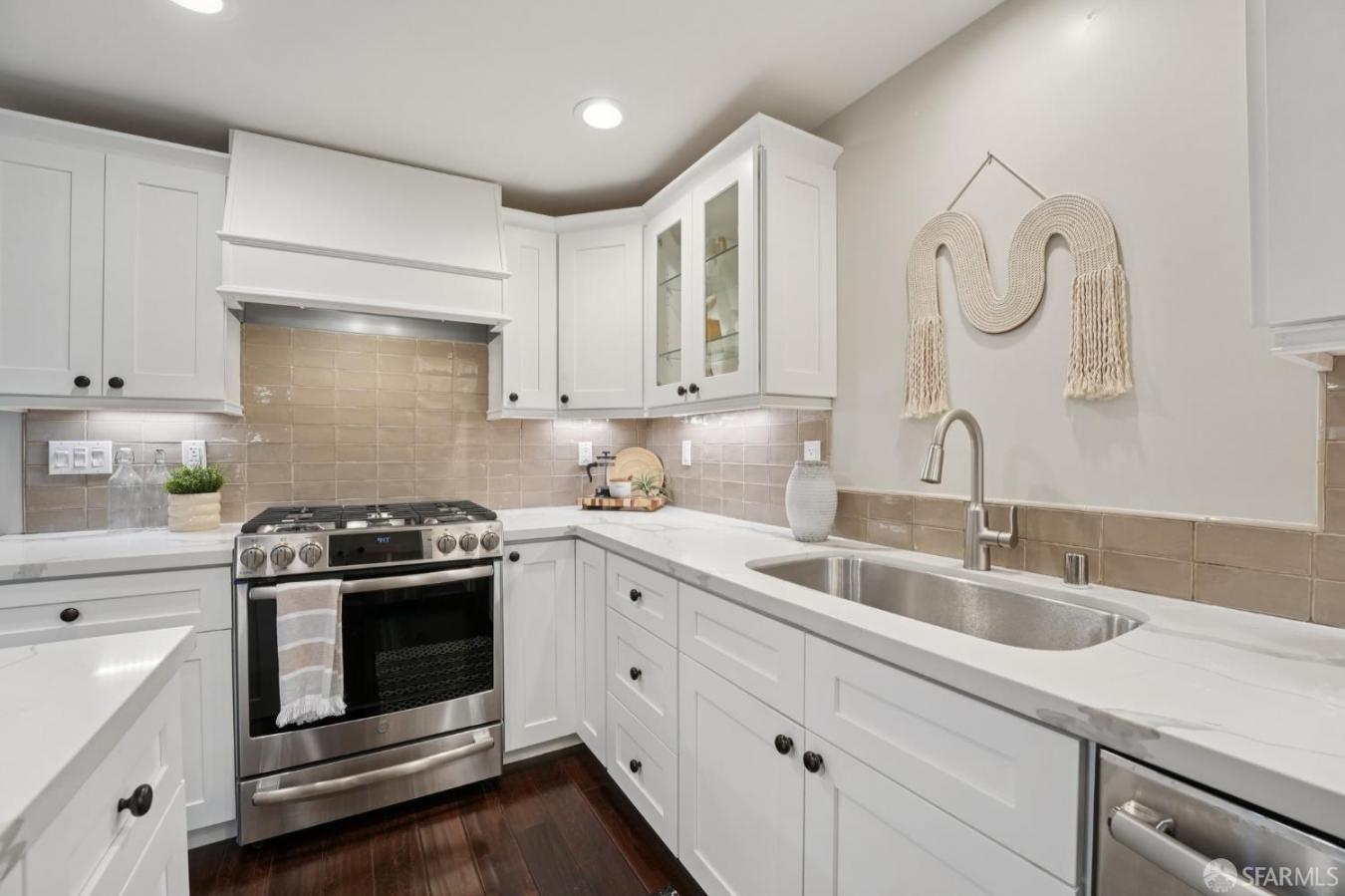 San Francisco, San Francisco, 94114, United States, 3 Bedrooms Bedrooms, ,2 BathroomsBathrooms,Residential,For Sale,1990849