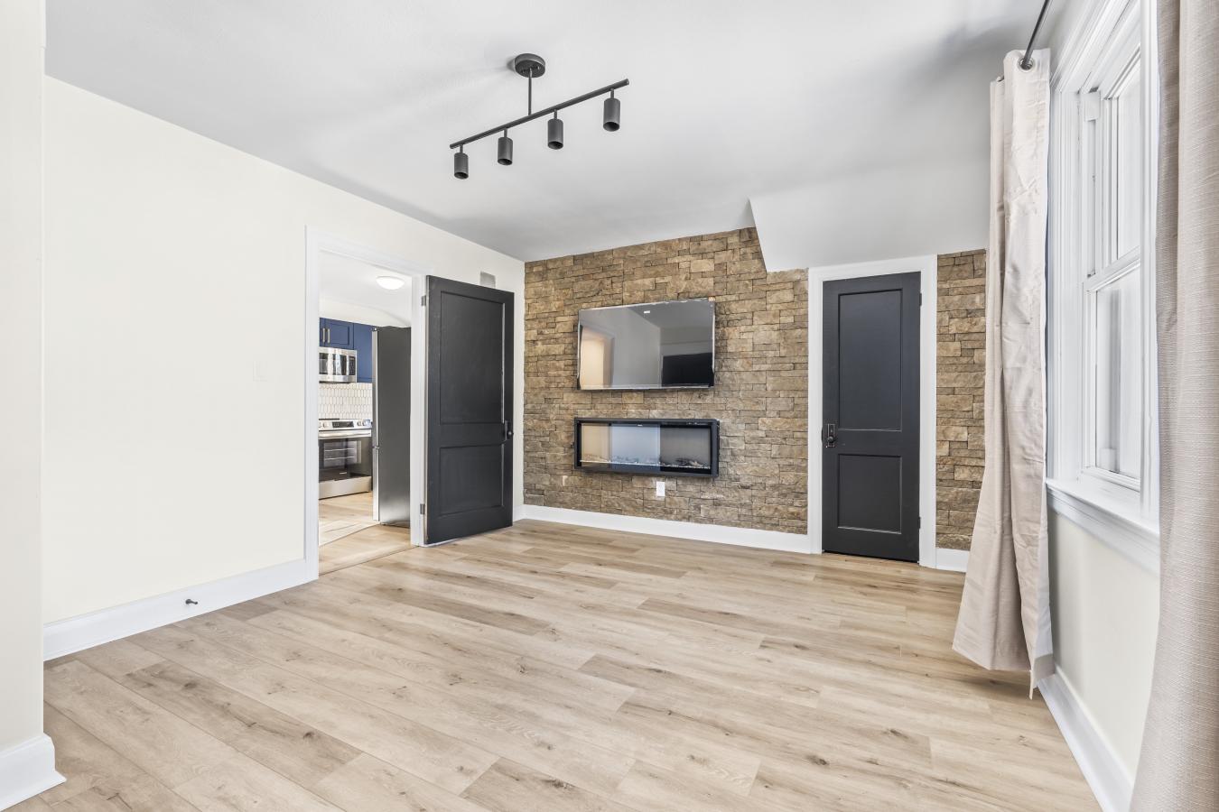 Kingston, Frontenac, K7L 4M8, Canada, 11 Bedrooms Bedrooms, ,4 BathroomsBathrooms,Residential,For Sale,1992503