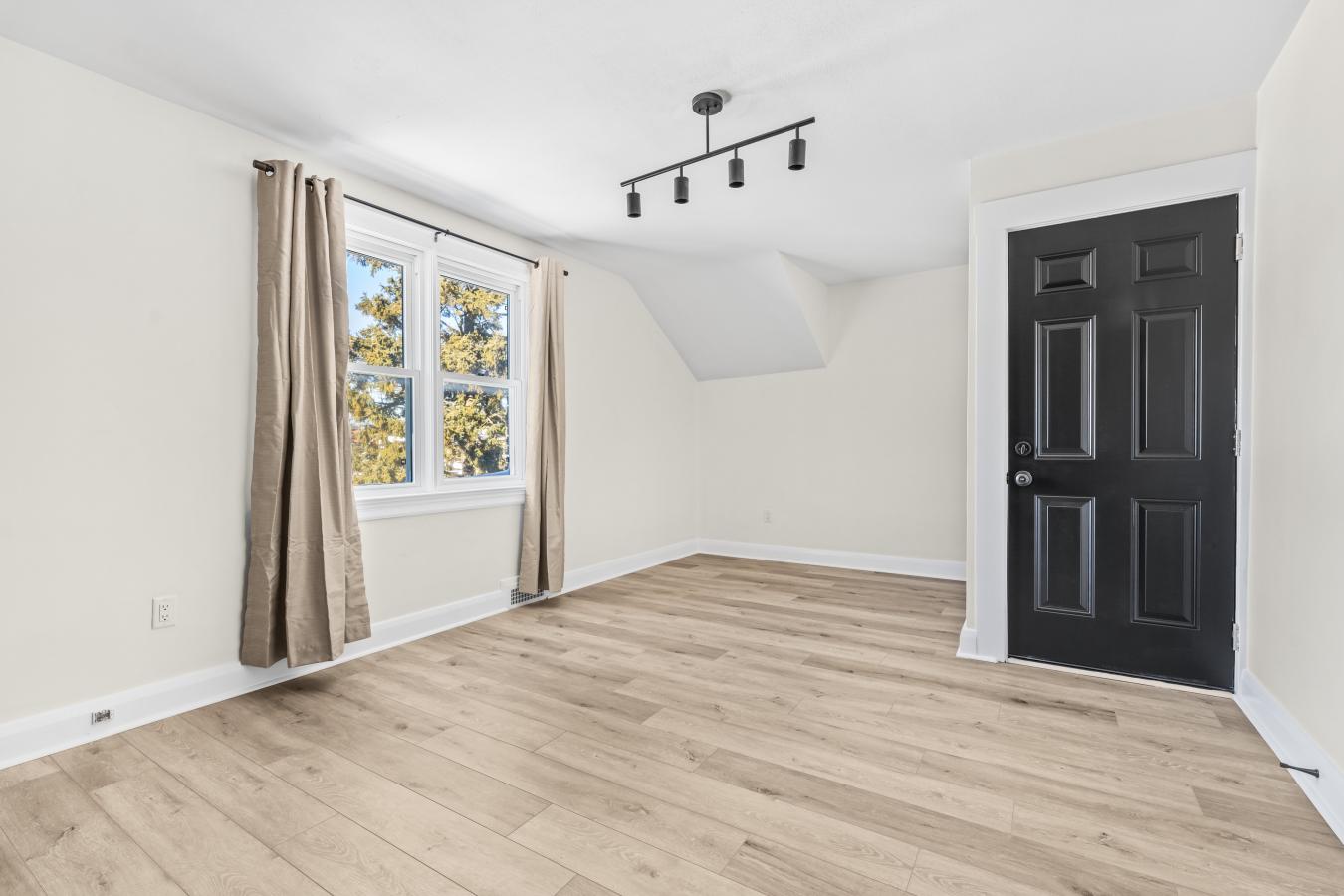 Kingston, Frontenac, K7L 4M8, Canada, 11 Bedrooms Bedrooms, ,4 BathroomsBathrooms,Residential,For Sale,1992503