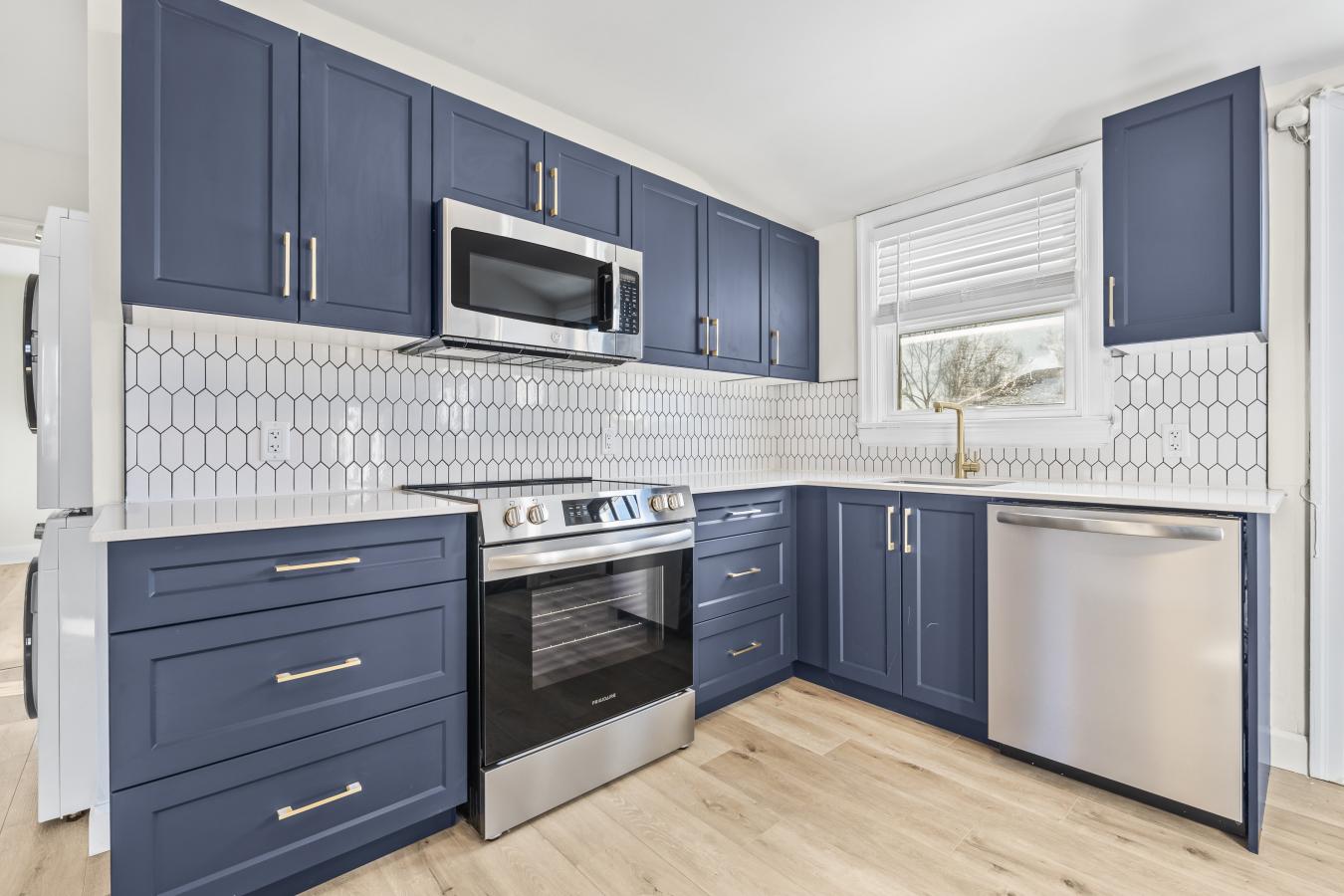 Kingston, Frontenac, K7L 4M8, Canada, 11 Bedrooms Bedrooms, ,4 BathroomsBathrooms,Residential,For Sale,1992503