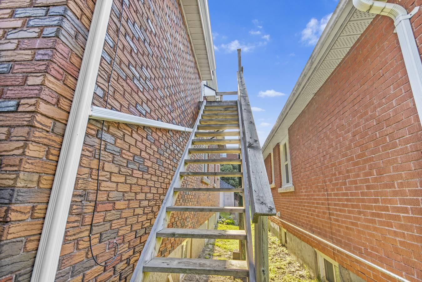 Kingston, Frontenac, K7L 4M8, Canada, 11 Bedrooms Bedrooms, ,4 BathroomsBathrooms,Residential,For Sale,1992503