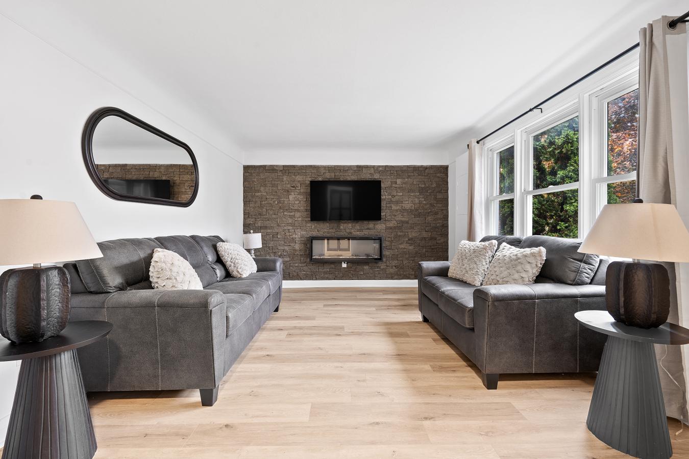 Kingston, Frontenac, K7L 4M8, Canada, 11 Bedrooms Bedrooms, ,4 BathroomsBathrooms,Residential,For Sale,1992503