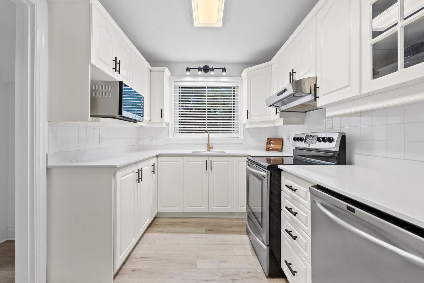 Kingston, Frontenac, K7L 4M8, Canada, 11 Bedrooms Bedrooms, ,4 BathroomsBathrooms,Residential,For Sale,1992503