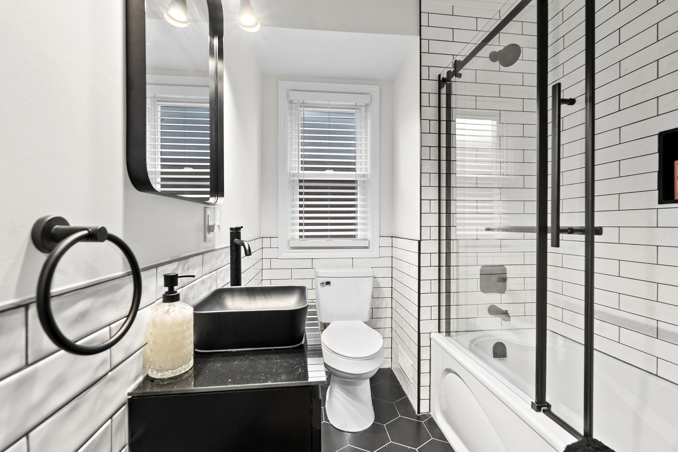 Kingston, Frontenac, K7L 4M8, Canada, 11 Bedrooms Bedrooms, ,4 BathroomsBathrooms,Residential,For Sale,1992503