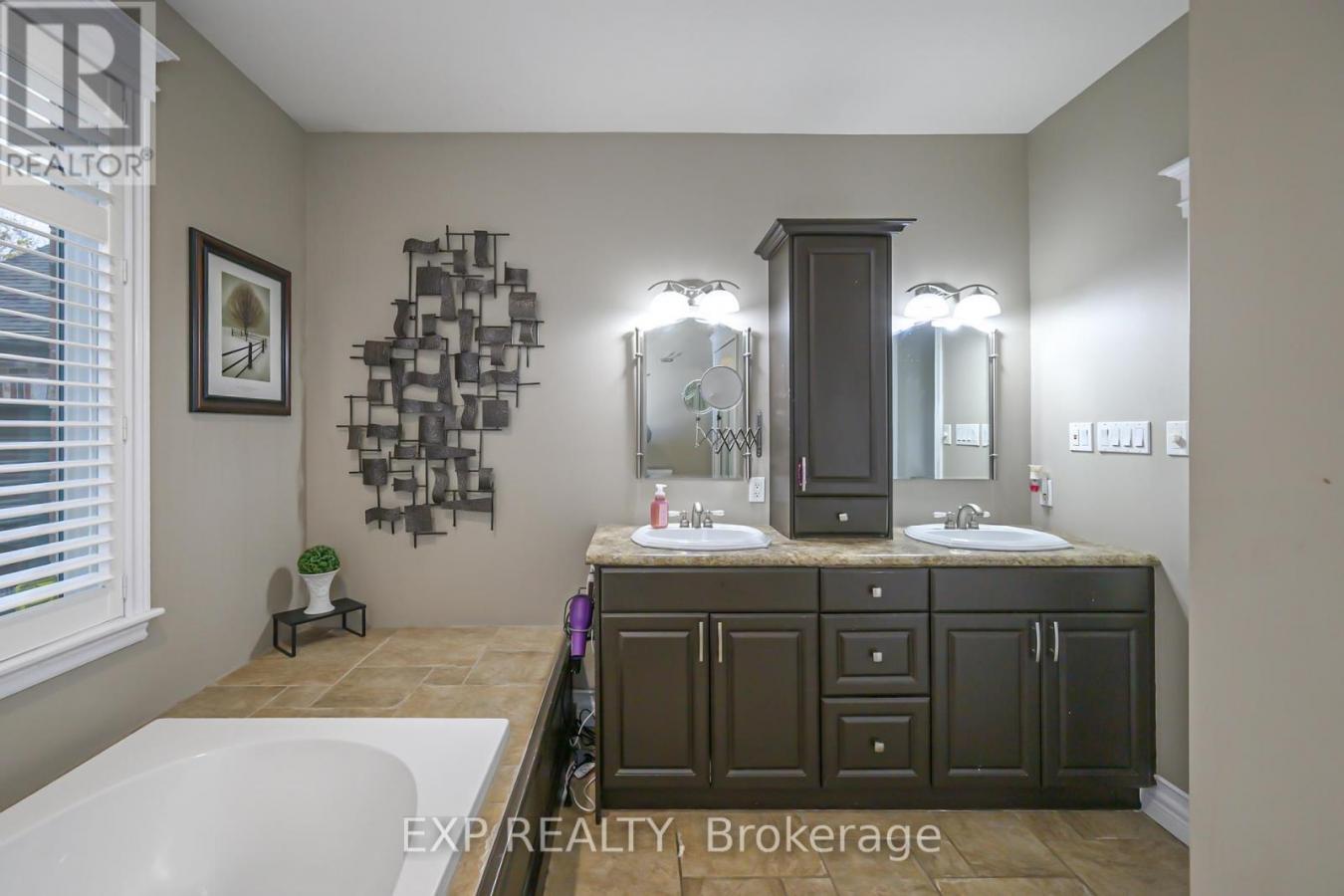 London East (East A), ON, N5Y5M4, Canada, 4 Bedrooms Bedrooms, ,4 BathroomsBathrooms,Residential,For Sale,1992498