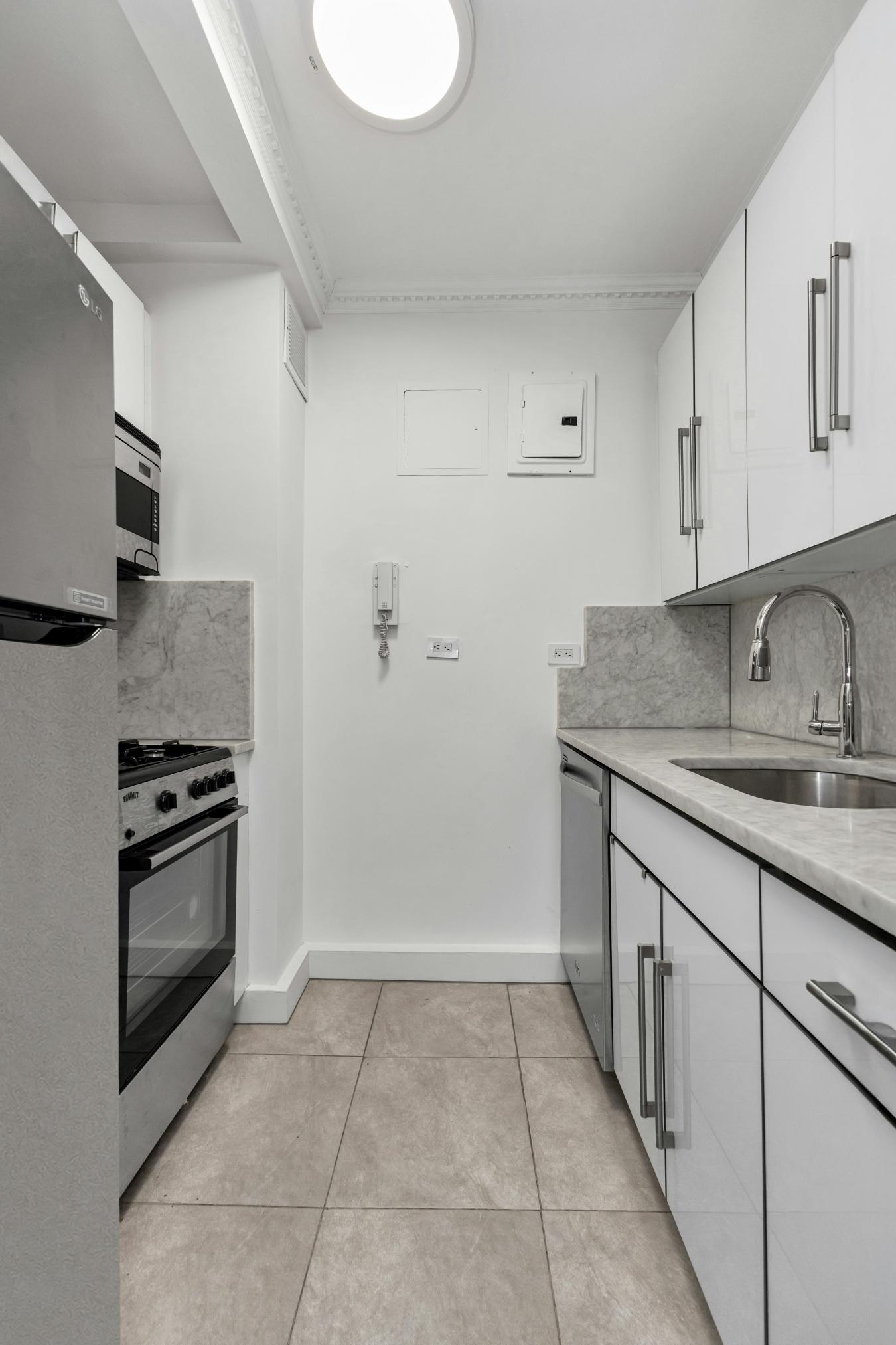 New York, New York, 10021, United States, 1 Bedroom Bedrooms, ,1 BathroomBathrooms,Residential,For Sale,1994310