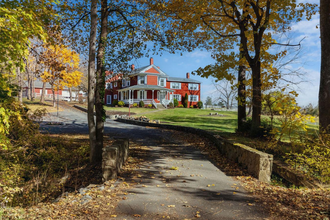 Staunton, Virginia, 24401, United States, 6 Bedrooms Bedrooms, ,5 BathroomsBathrooms,Residential,For Sale,1994296