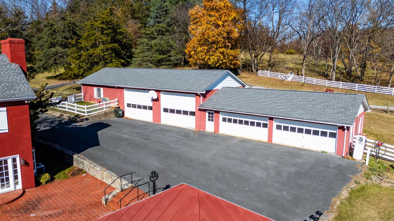 Staunton, Virginia, 24401, United States, 6 Bedrooms Bedrooms, ,5 BathroomsBathrooms,Residential,For Sale,1994296