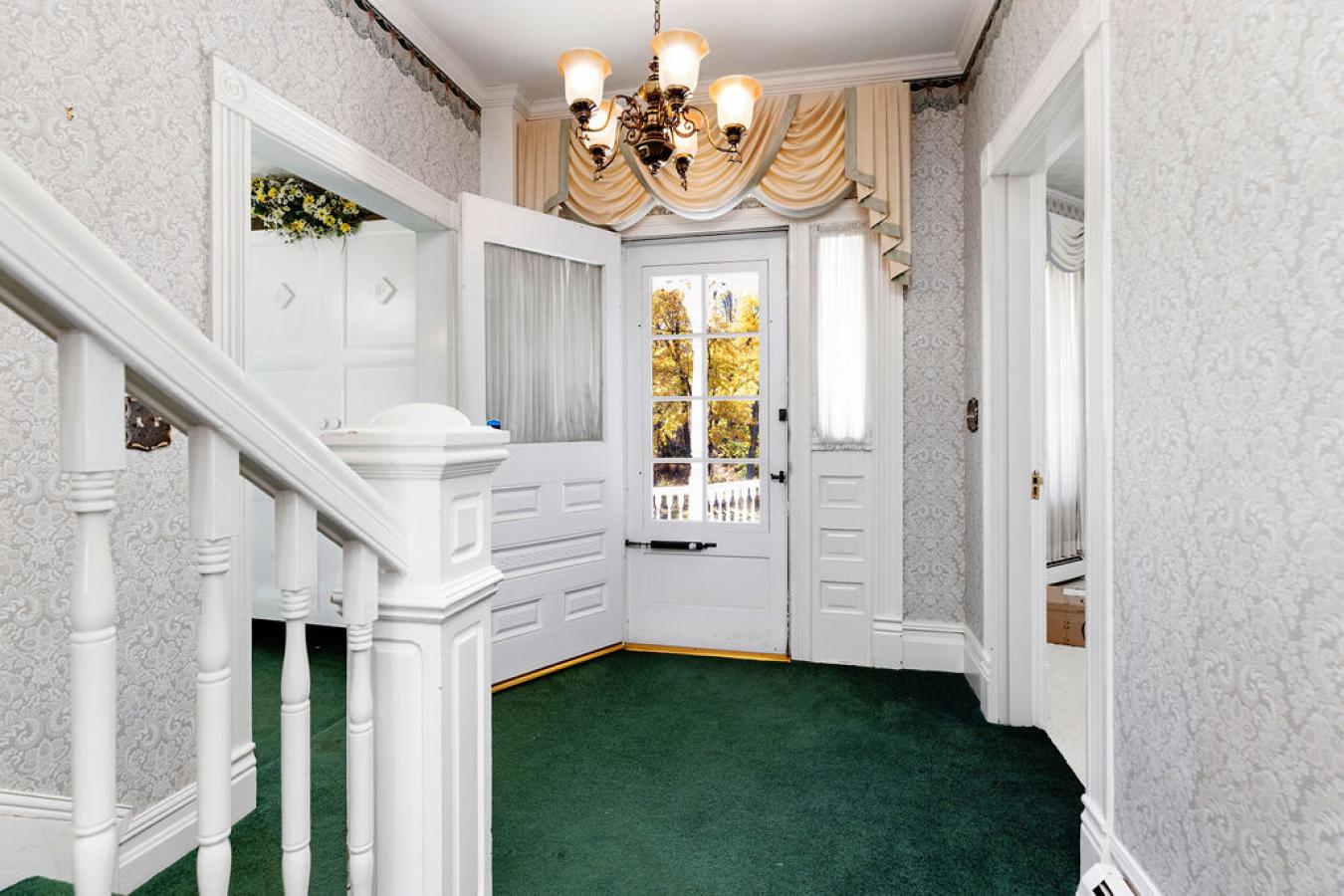 Staunton, Virginia, 24401, United States, 6 Bedrooms Bedrooms, ,5 BathroomsBathrooms,Residential,For Sale,1994296