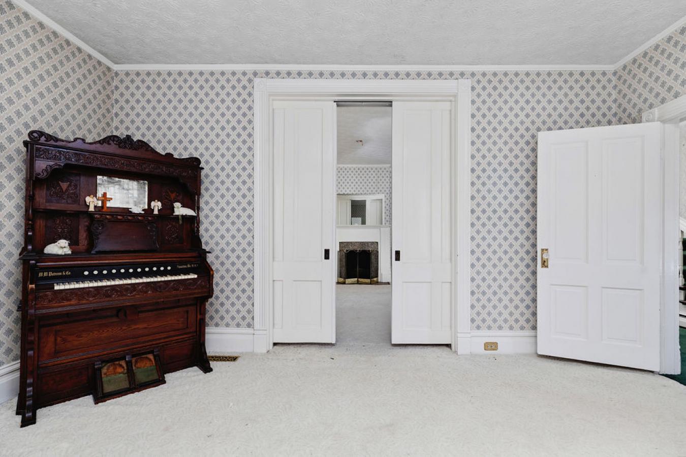 Staunton, Virginia, 24401, United States, 6 Bedrooms Bedrooms, ,5 BathroomsBathrooms,Residential,For Sale,1994296