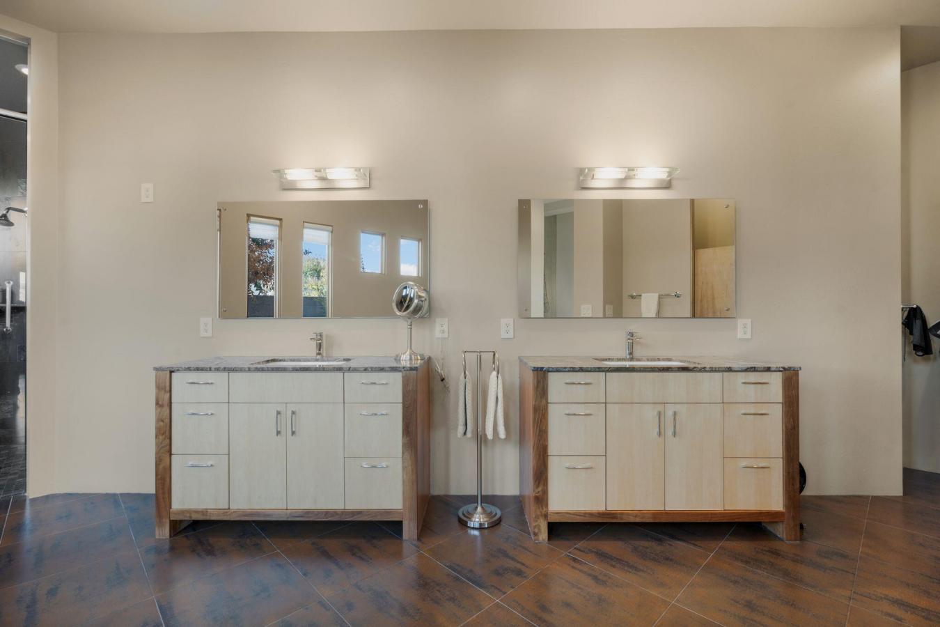 Albuquerque, Bernalillo, 87122, United States, 6 Bedrooms Bedrooms, ,4 BathroomsBathrooms,Residential,For Sale,1995514