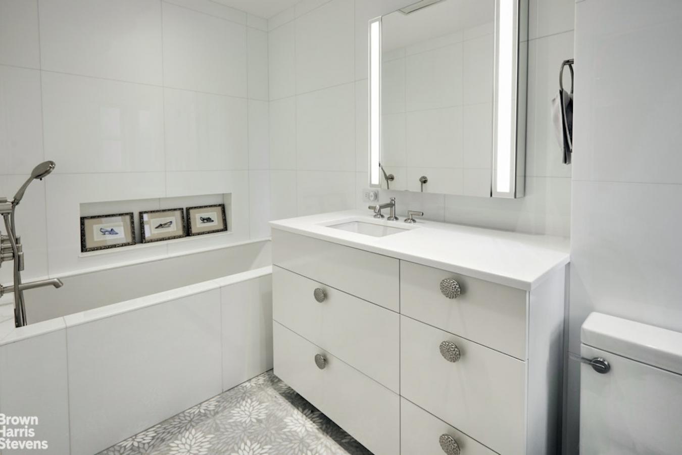 New York, New York, 10128, United States, 4 Bedrooms Bedrooms, ,3 BathroomsBathrooms,Residential,For Sale,1995501