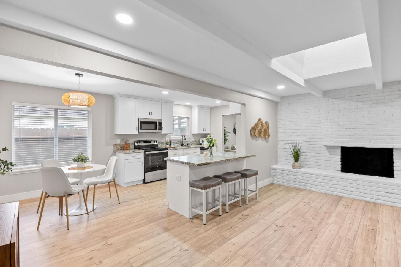 Sacramento, Sacramento, 95815, United States, 4 Bedrooms Bedrooms, ,3 BathroomsBathrooms,Residential,For Sale,1996537