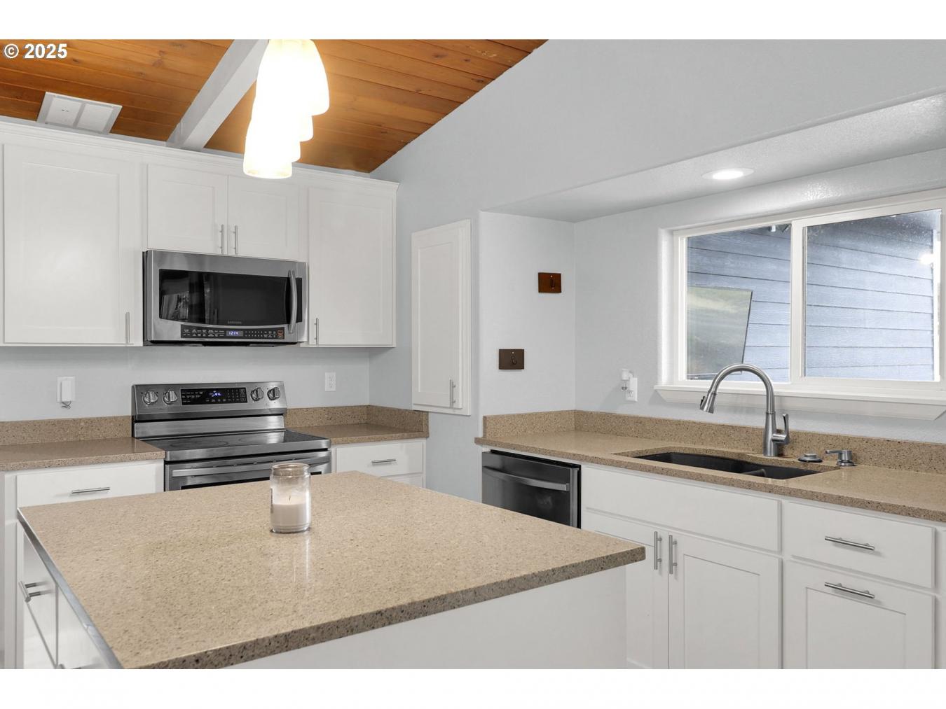 Cheshire, Lane, 97419, United States, 3 Bedrooms Bedrooms, ,2 BathroomsBathrooms,Residential,For Sale,2003875