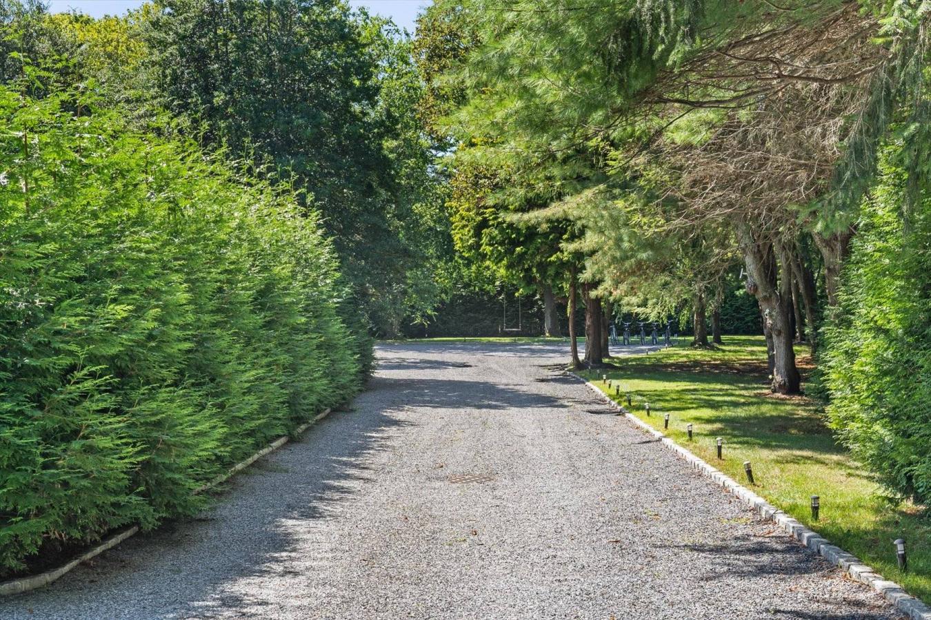 Quiogue, New York, 11978, United States, 4 Bedrooms Bedrooms, ,3 BathroomsBathrooms,Residential,For Sale,2003874