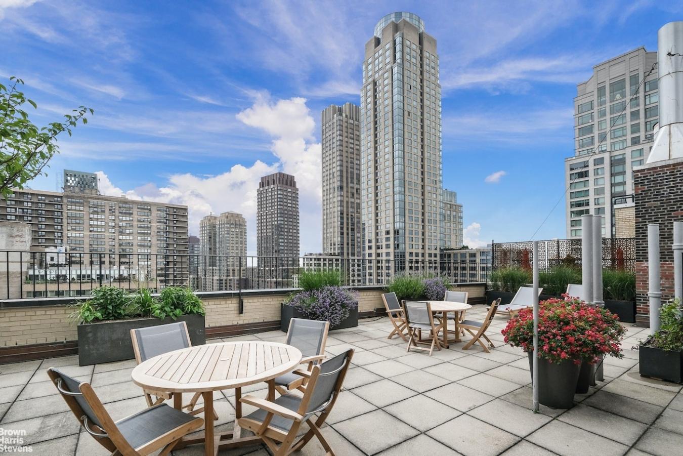 New York, New York, 10023, United States, 2 Bedrooms Bedrooms, ,1 BathroomBathrooms,Residential,For Sale,1996674