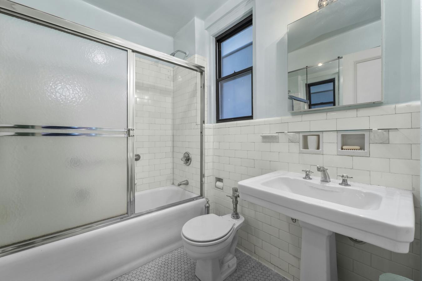 New York, New York, 10023, United States, 2 Bedrooms Bedrooms, ,1 BathroomBathrooms,Residential,For Sale,1996674