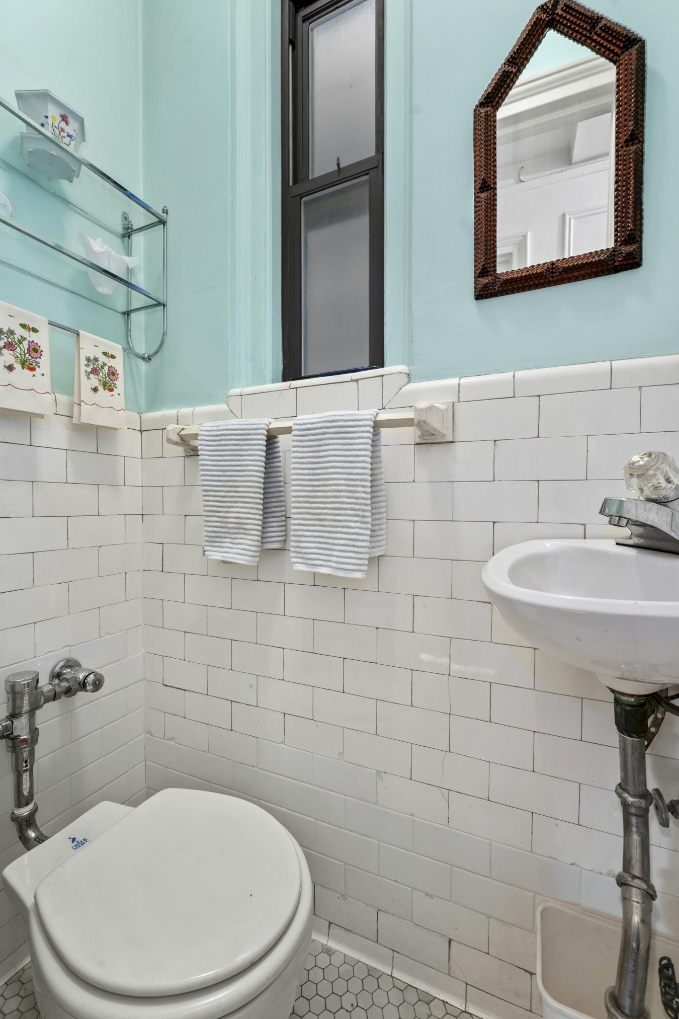 New York, New York, 10023, United States, 2 Bedrooms Bedrooms, ,1 BathroomBathrooms,Residential,For Sale,1996674