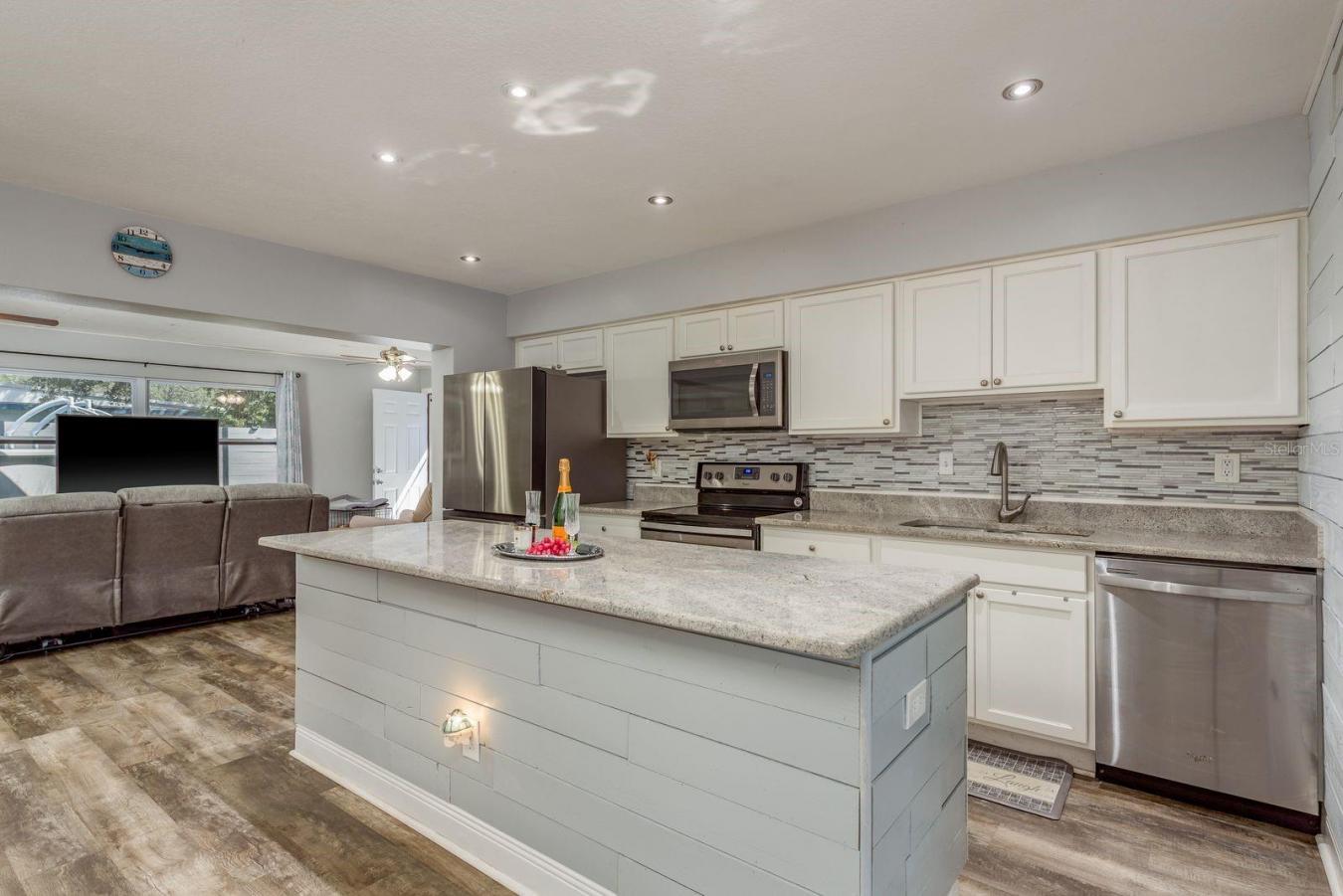 Welcome to your new home in the heart of Largo! Beautiful upgrades awa – image 10