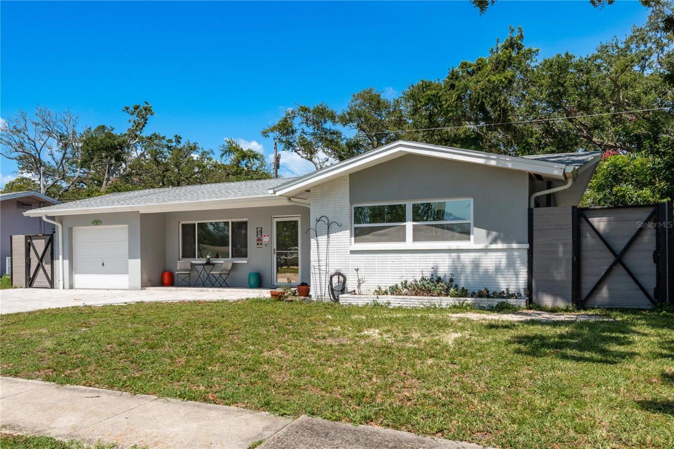 Welcome to your new home in the heart of Largo! Beautiful upgrades awa – image 2
