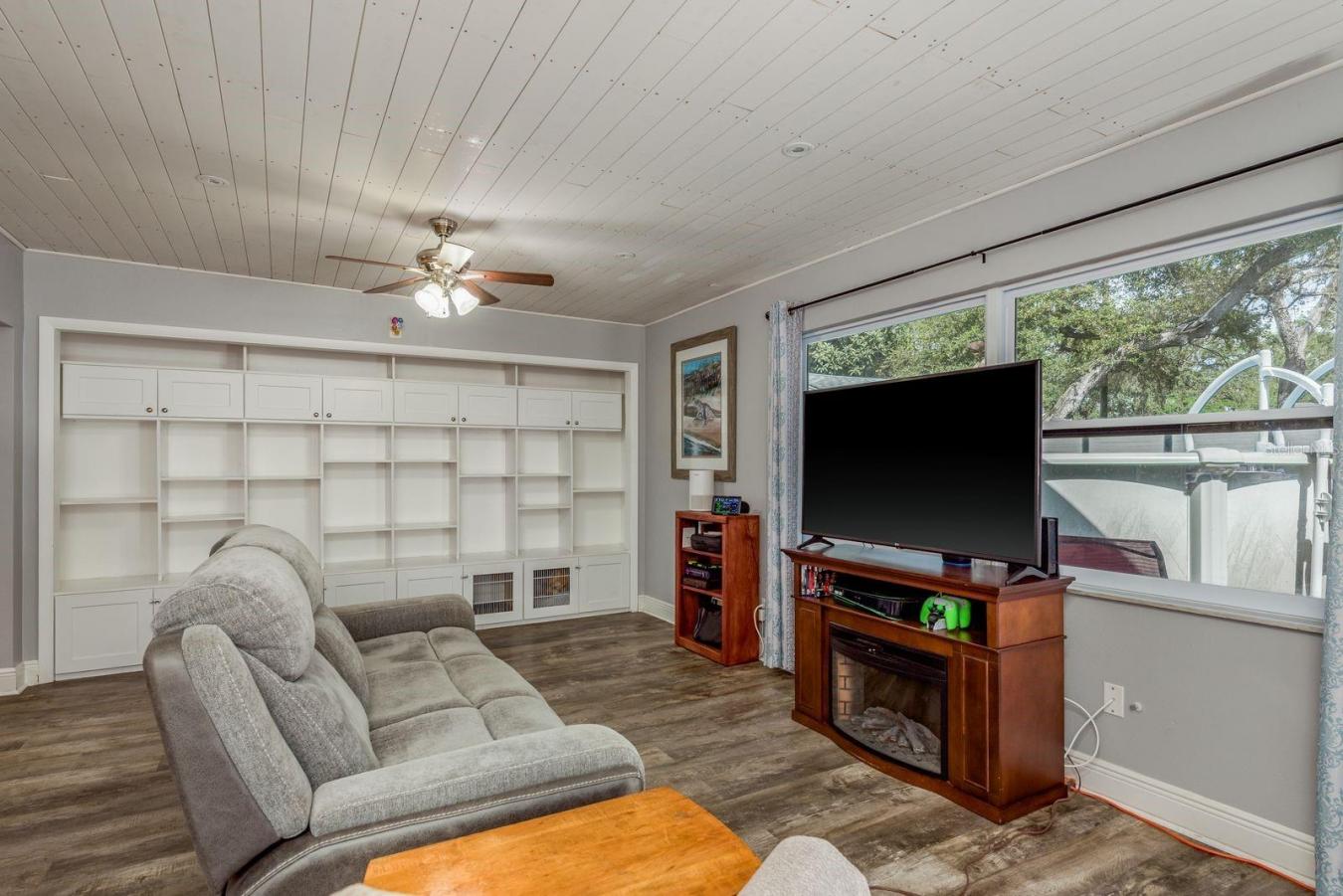 Welcome to your new home in the heart of Largo! Beautiful upgrades awa – image 20
