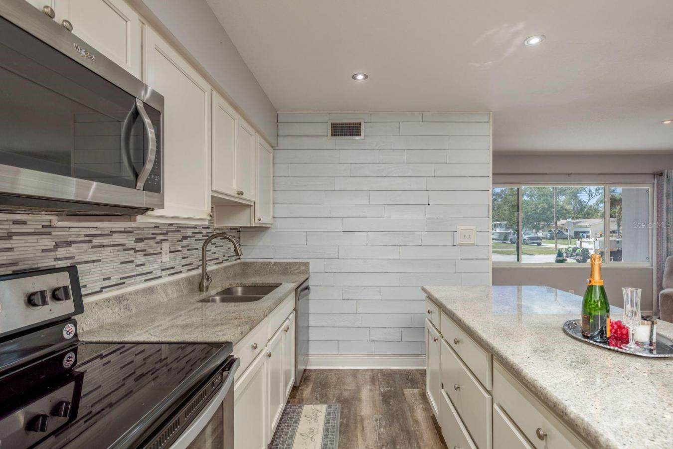 Welcome to your new home in the heart of Largo! Beautiful upgrades awa – image 12