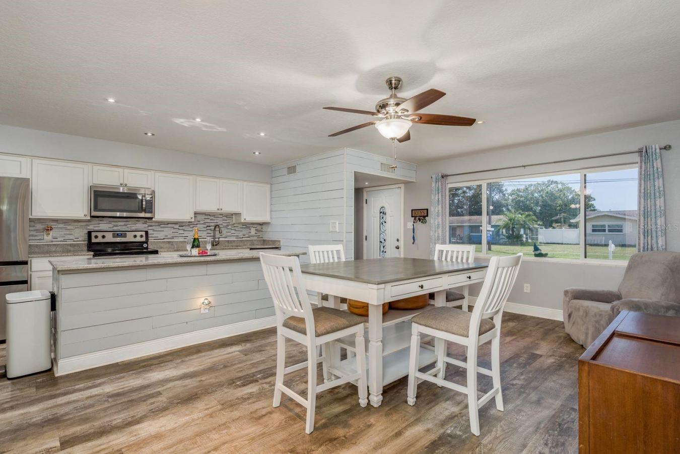 Welcome to your new home in the heart of Largo! Beautiful upgrades awa – image 9
