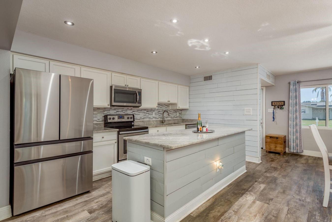Welcome to your new home in the heart of Largo! Beautiful upgrades awa – image 11